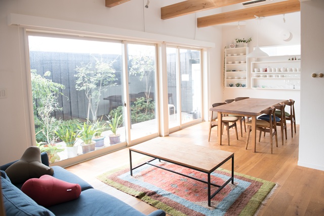 大きなダイニングテーブルがある家のイメージ